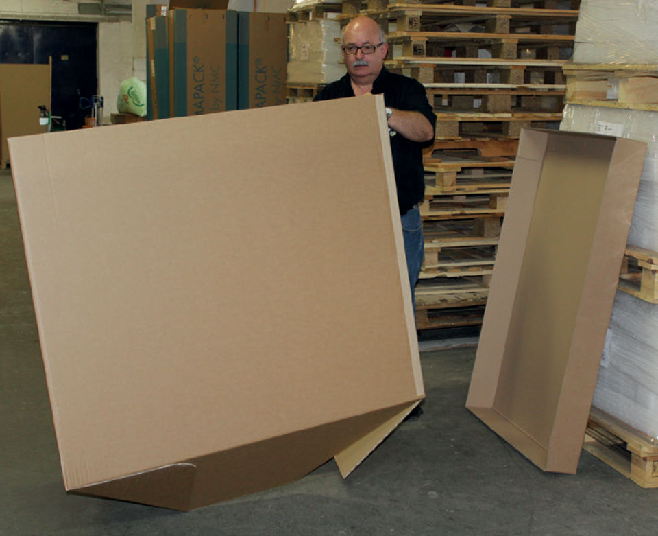 Der Boden des Automatikcontainers schließt sich beim Aufrichten automatisch und muss nicht mehr gefaltet oder verklebt werden