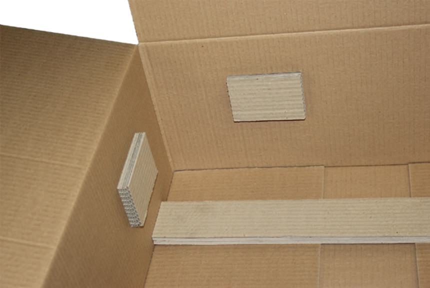 Platten mit Selbstklebestreifen zum Polstern im Karton